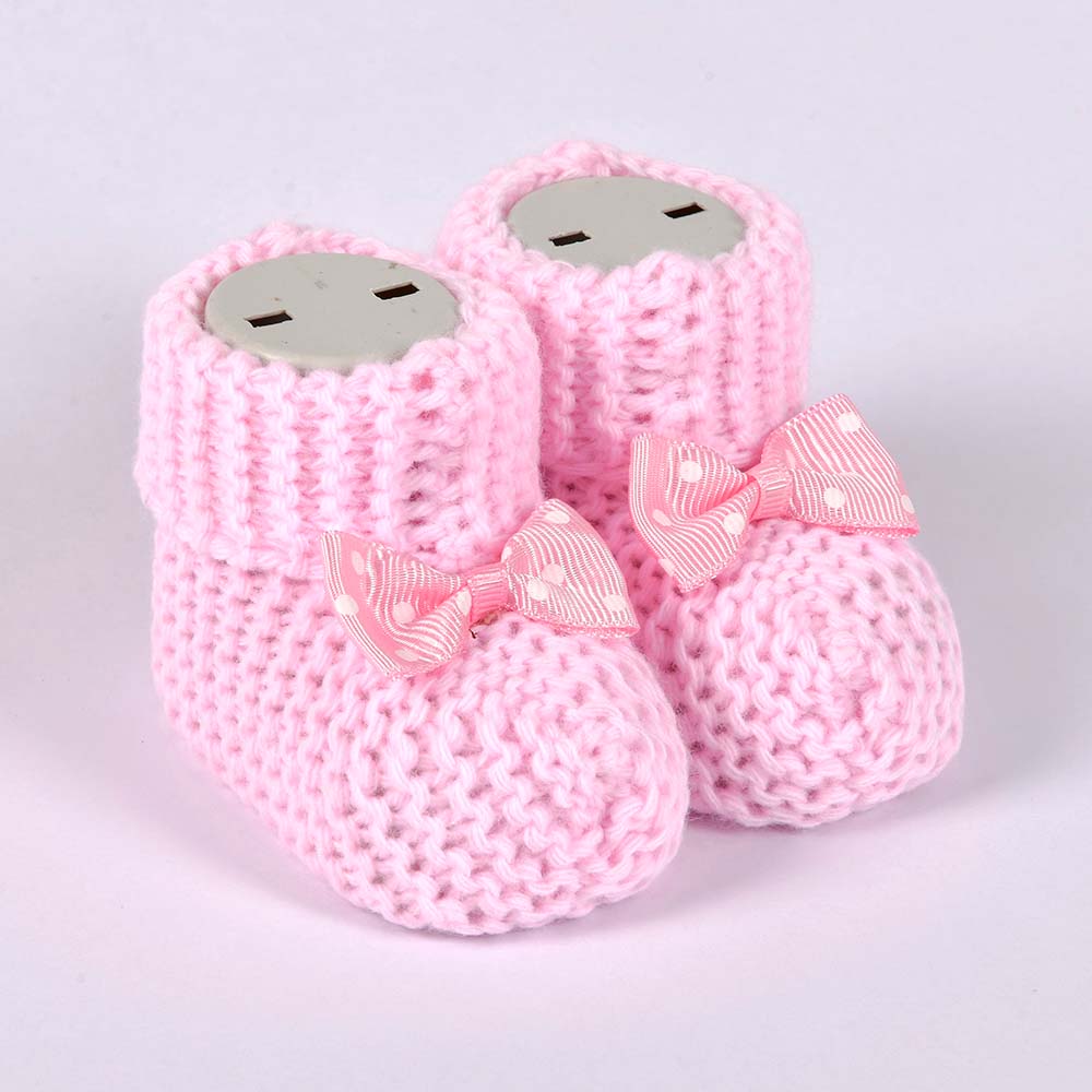 CEF4396-Knitted Baby Booties with Polka Dots Bow Detail